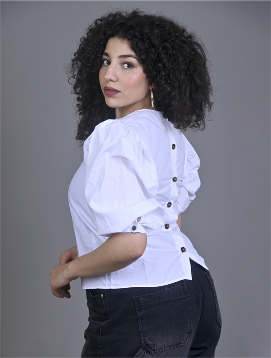 Chemise blanche à manches bouffantes et boutons au dos