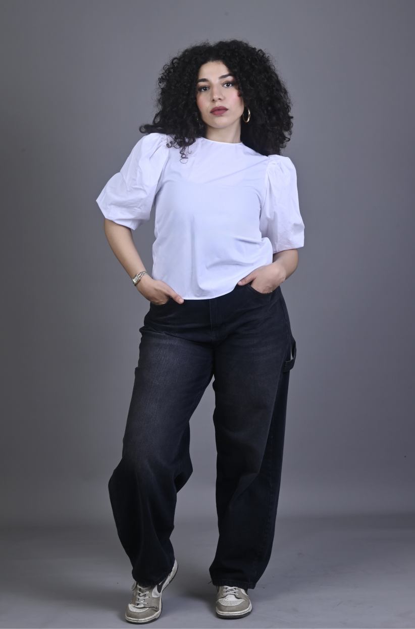Chemise blanche à manches bouffantes et boutons au dos
