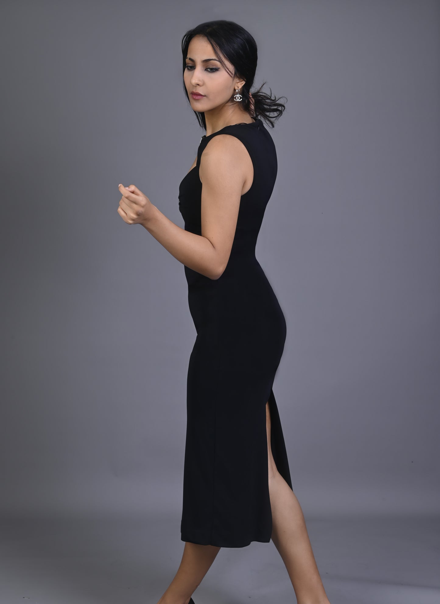 Robe noire élégante avec détails brillants
