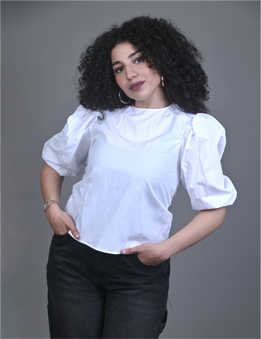 Chemise blanche à manches bouffantes et boutons au dos