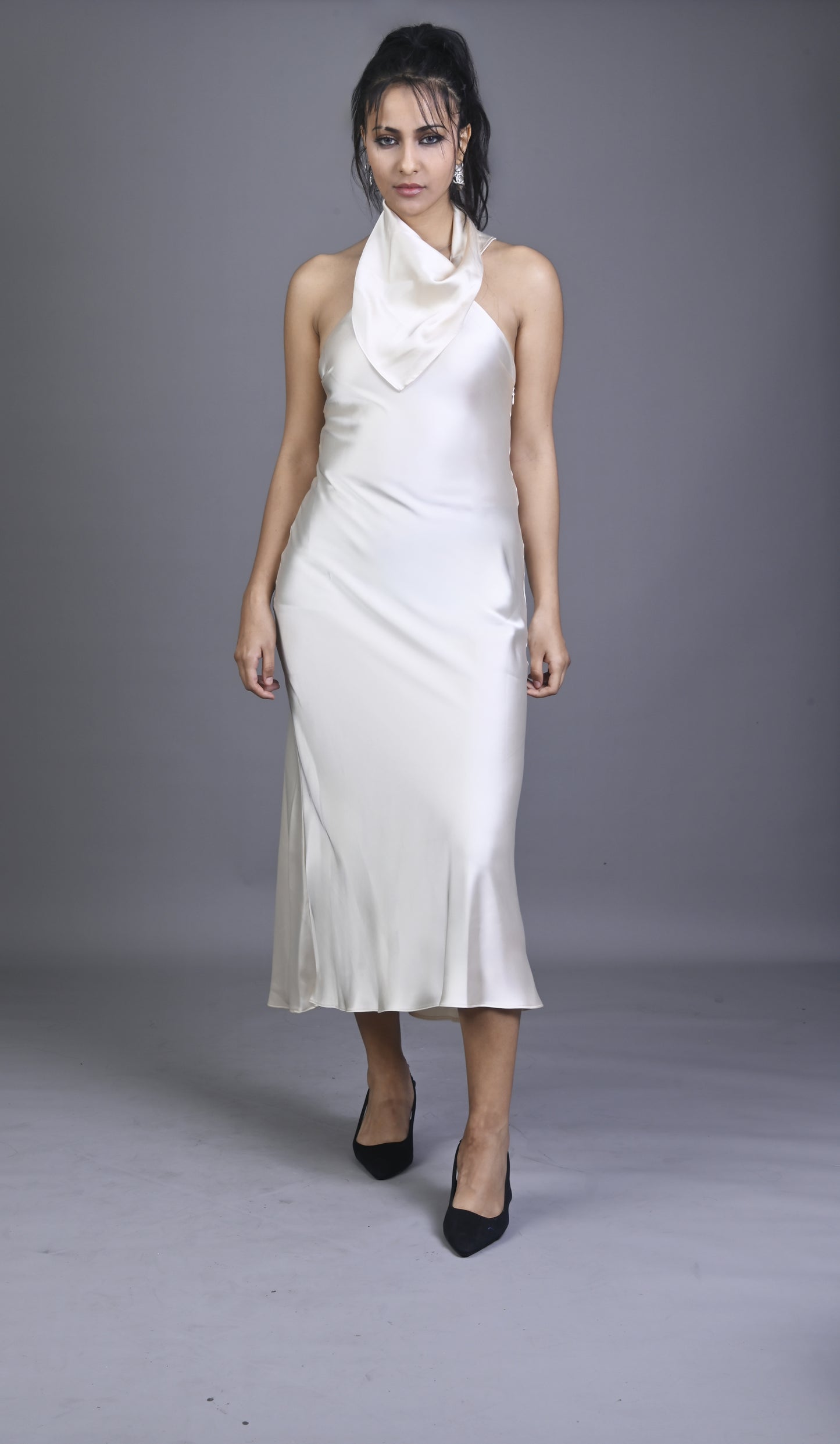 Robe Longue Satinée à Col Drapé